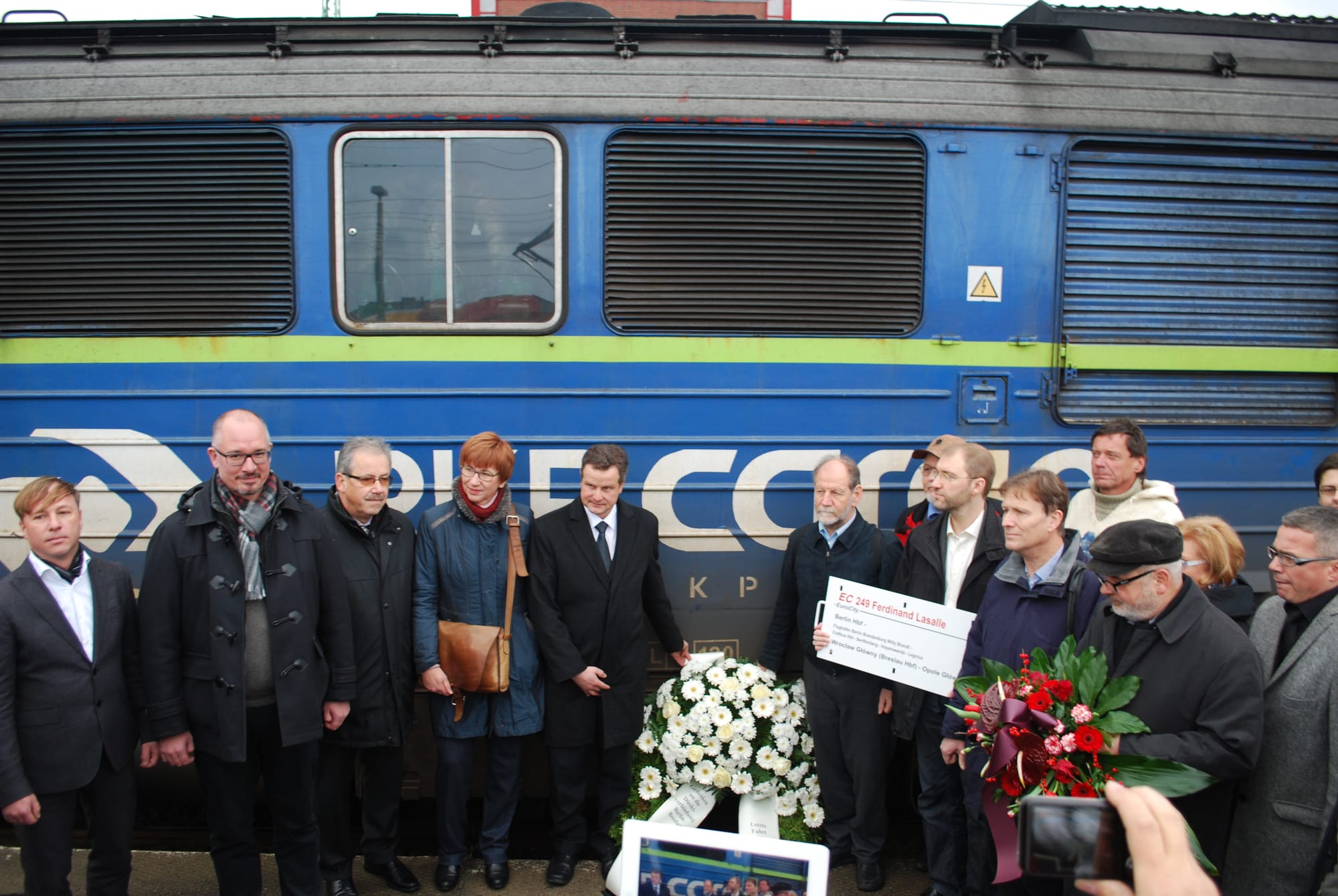 Politicians including the former Grüne MEP Michael Cramer lay a wreath to commemorate the end of the old Berlin-Wroclaw EC through Cottbus.