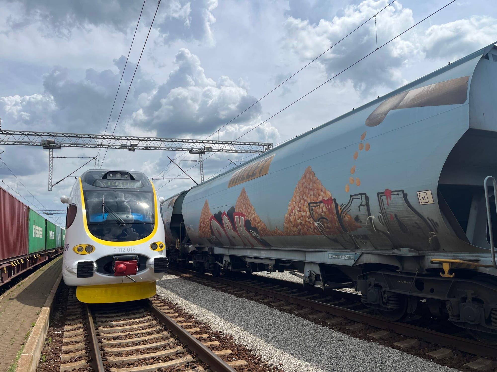 Somewhere between hell and hype(r-loop) - where our railway discussion ought to be