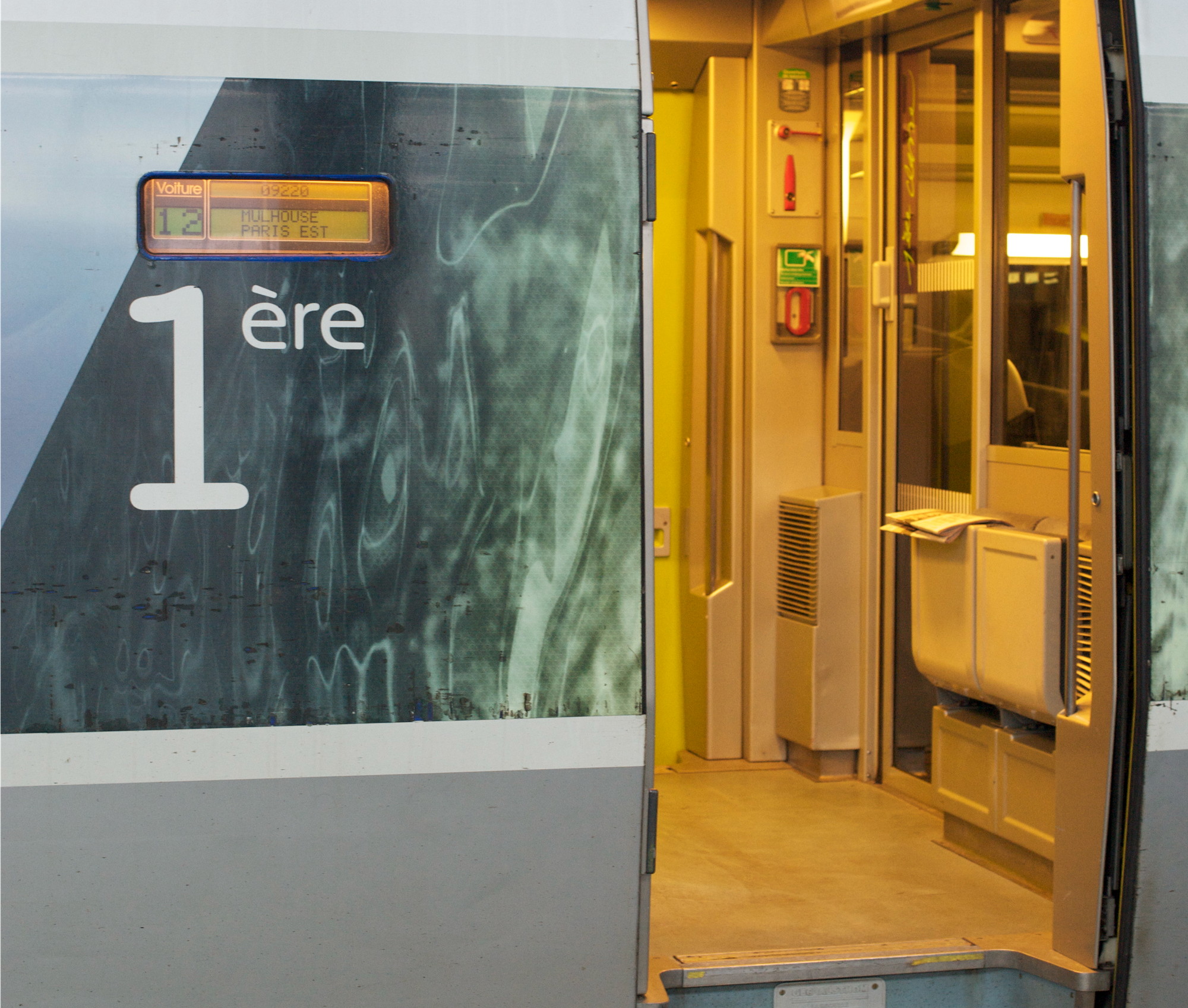 Door of a single deck TGV, 1st class, shoping "Strapontin" pull down seats in vestibules