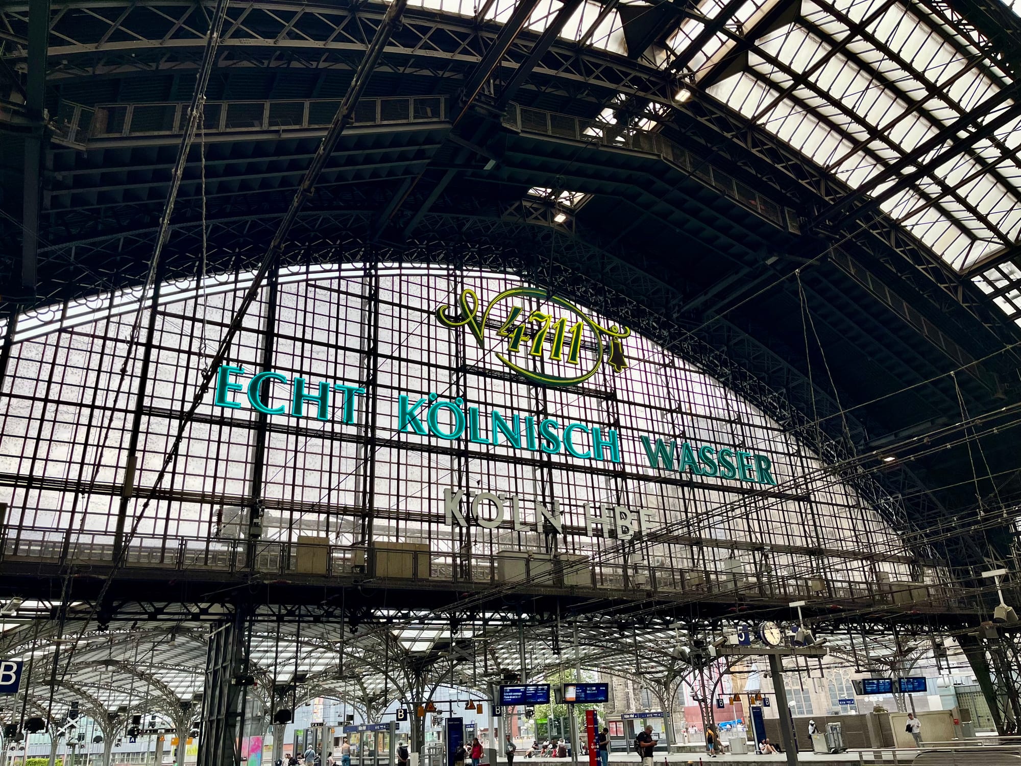 Trains to London from Gleis 5 at Köln Hbf? It's bold