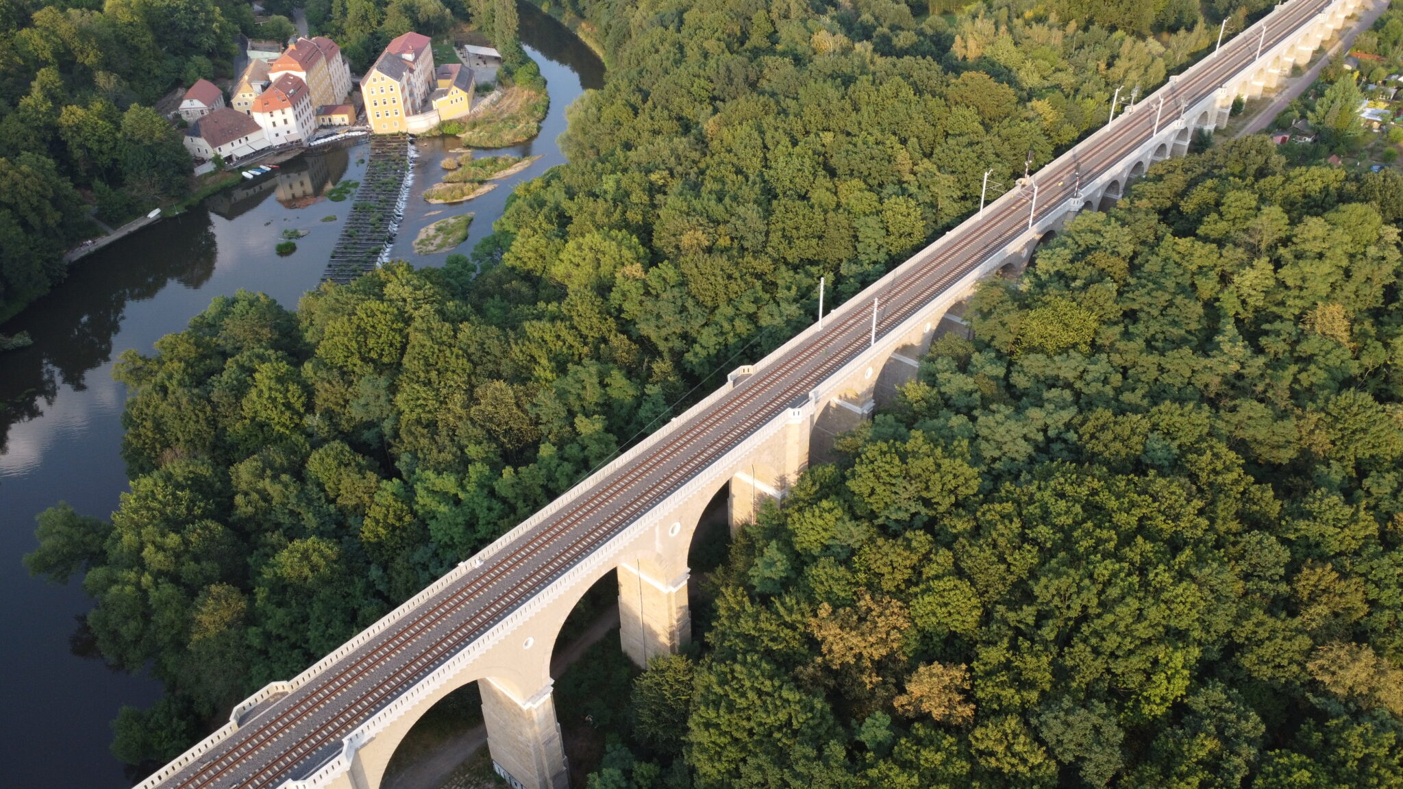 Grenzbrücke zwischen Zgorzelec (Polen) und Görlitz (Deutschland) - beachte, wo die Masten auf der Brücke enden