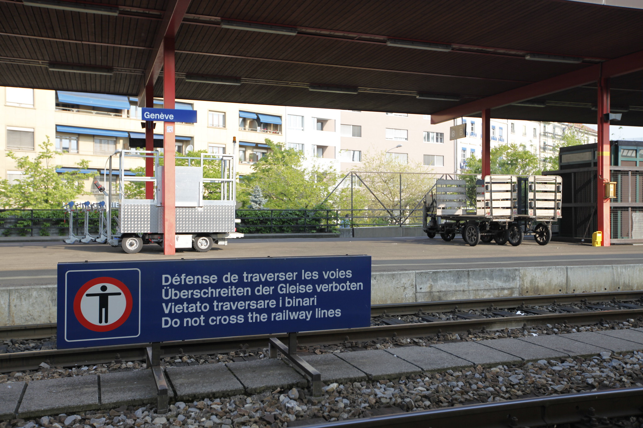 Platform and warning sign at Genève station